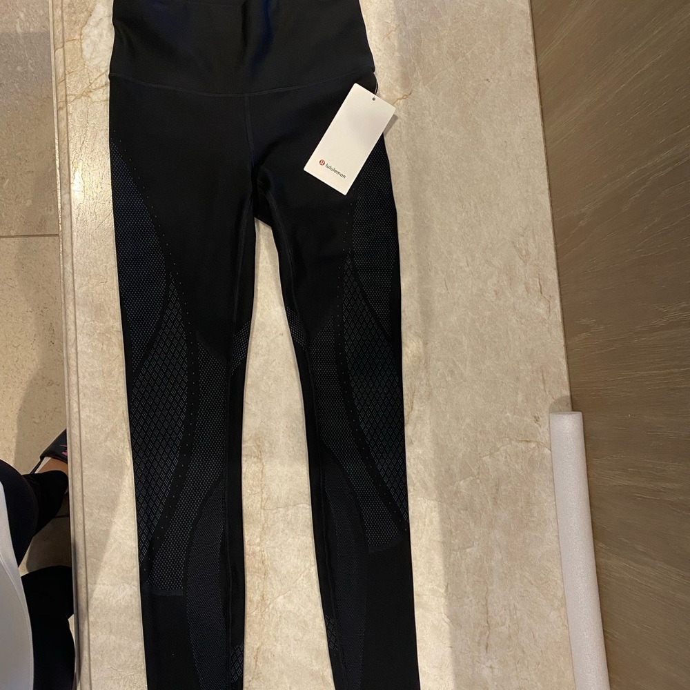 Lululemon Black / Glacier Grey Mapped Out  Tight 28" Activewear Bottoms - Picture 4 of 6